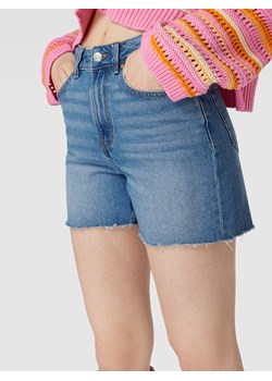 Szorty jeansowe o kroju mom fit z postrzępionym dołem ze sklepu Peek&Cloppenburg  w kategorii Szorty - zdjęcie 160530805