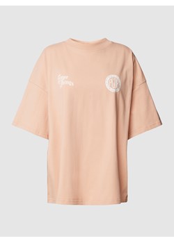 T-shirt o kroju oversized z detalem z logo ze sklepu Peek&Cloppenburg  w kategorii Bluzki damskie - zdjęcie 160556649