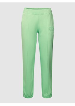 Spodnie dresowe z detalem z logo model ‘SELMA’ ze sklepu Peek&Cloppenburg  w kategorii Spodnie damskie - zdjęcie 160565858