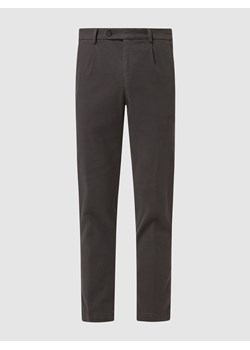 Spodnie z zakładkami o kroju tapered fit z dodatkiem streczu ze sklepu Peek&Cloppenburg  w kategorii Spodnie męskie - zdjęcie 160698806