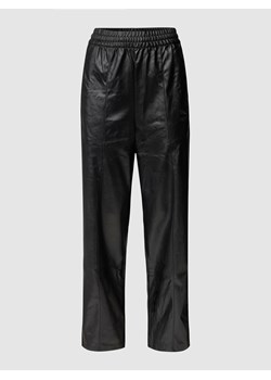 Spodnie z imitacji skóry ze sklepu Peek&Cloppenburg  w kategorii Spodnie damskie - zdjęcie 160733585