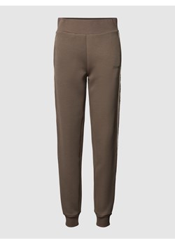 Spodnie dresowe z nadrukiem z logo model ‘BRITNEY’ ze sklepu Peek&Cloppenburg  w kategorii Spodnie damskie - zdjęcie 160734719