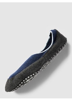 Kapcie z mieszanki żywej wełny z detalem z logo model ‘COSYSHOE’ ze sklepu Peek&Cloppenburg  w kategorii Kapcie męskie - zdjęcie 160778696