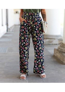 Czarne szerokie spodnie w kwiaty Vertemate ze sklepu gemre w kategorii Spodnie damskie - zdjęcie 160815825