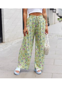 Zielony szerokie spodnie w kwiaty Vertemate ze sklepu gemre w kategorii Spodnie damskie - zdjęcie 160815828
