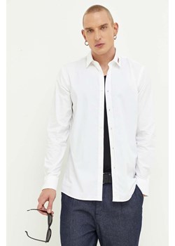HUGO koszula bawełniana męska kolor biały slim z kołnierzykiem klasycznym ze sklepu ANSWEAR.com w kategorii Koszule męskie - zdjęcie 160906557