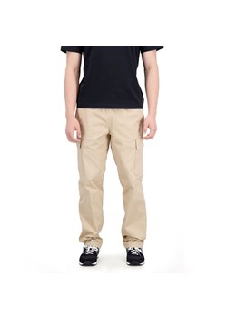 Spodnie New Balance MP31526INC - beżowe ze sklepu streetstyle24.pl w kategorii Spodnie męskie - zdjęcie 160921596