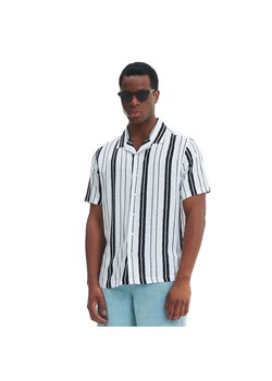 Cropp - Czarno-biała koszula z krótkim rękawem - biały ze sklepu Cropp w kategorii Koszule męskie - zdjęcie 160926396