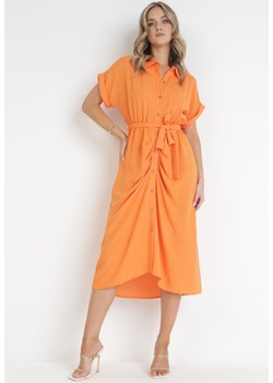 Pomarańczowa Koszulowa Sukienka Midi z Gumką w Talii i Materiałowym Paskiem z Wiskozy Skeisa ze sklepu Born2be Odzież w kategorii Sukienki - zdjęcie 160936035