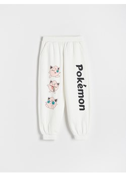 Reserved - Spodnie dresowe Pokemon - biały ze sklepu Reserved w kategorii Spodnie dziewczęce - zdjęcie 160940328