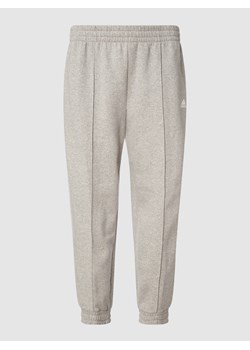 Spodnie dresowe PLUS SIZE o luźnym kroju z wpuszczanymi kieszeniami ze sklepu Peek&Cloppenburg  w kategorii Spodnie damskie - zdjęcie 161059909