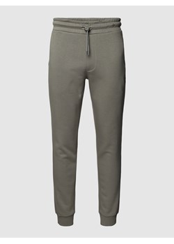 Spodnie dresowe z detalem z logo model ‘GORDON’ ze sklepu Peek&Cloppenburg  w kategorii Spodnie męskie - zdjęcie 161102685