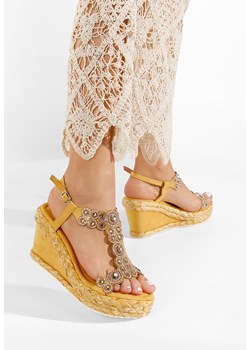 Żółte sandały na koturnie Rirena ze sklepu Zapatos w kategorii Sandały damskie - zdjęcie 161186909