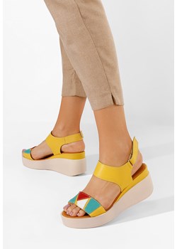 Żółte sandały na koturnie skórzane Lauria ze sklepu Zapatos w kategorii Sandały damskie - zdjęcie 161186919