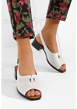 Białe sandały na słupku Bavaria ze sklepu Zapatos w kategorii Sandały damskie - zdjęcie 161186949