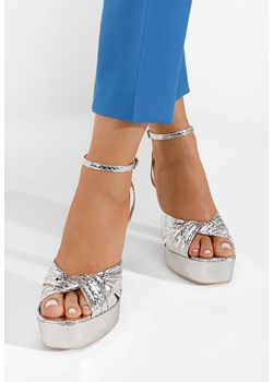 Srebrne sandały na słupku i platformie Khloe ze sklepu Zapatos w kategorii Sandały damskie - zdjęcie 161187008