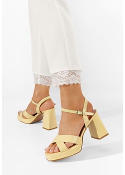 Żółte sandały na słupku Heidi ze sklepu Zapatos w kategorii Sandały damskie - zdjęcie 161187027