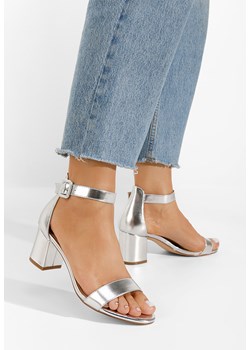 Srebrne sandały na słupku Davera ze sklepu Zapatos w kategorii Sandały damskie - zdjęcie 161187086