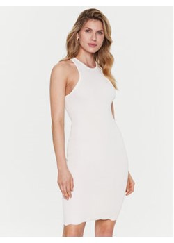 Guess Sukienka dzianinowa Vicky W3GK0F Z2Z80 Écru Slim Fit ze sklepu MODIVO w kategorii Sukienki - zdjęcie 161198439