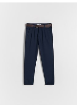 Reserved - Spodnie chino z paskiem - granatowy ze sklepu Reserved w kategorii Spodnie chłopięce - zdjęcie 161269438