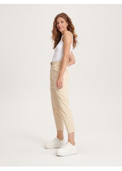 Reserved - Spodnie z paskiem - beżowy ze sklepu Reserved w kategorii Spodnie damskie - zdjęcie 161275246