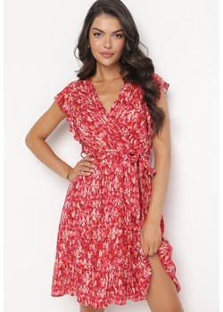 Czerwona Wiskozowa Sukienka Midi w Kwiaty z Gumką w Pasie i Falbanką Dilliah ze sklepu Born2be Odzież w kategorii Sukienki - zdjęcie 161280928