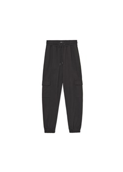 Cropp - Czarne joggery z kieszeniami cargo - czarny ze sklepu Cropp w kategorii Spodnie damskie - zdjęcie 161310035