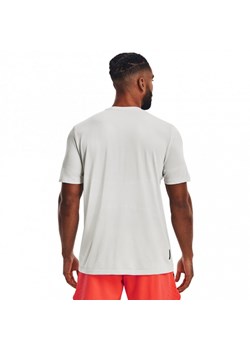 Męska koszulka treningowa Under Armour UA Rush Seamless Legacy SS - biała ze sklepu Sportstylestory.com w kategorii T-shirty męskie - zdjęcie 161341178