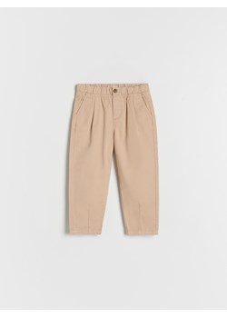 Reserved - Spodnie chino - beżowy ze sklepu Reserved w kategorii Spodnie i półśpiochy - zdjęcie 161364736