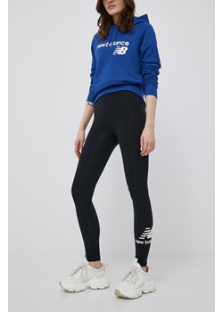 New Balance legginsy WP21509BK damskie kolor czarny z nadrukiem WP21509BK-BK ze sklepu PRM w kategorii Spodnie damskie - zdjęcie 161393849