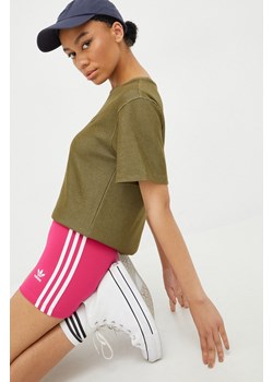 adidas Originals szorty Adicolor damskie kolor różowy z aplikacją high waist HG6123-REMAG ze sklepu PRM w kategorii Szorty - zdjęcie 161394455