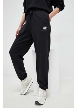 New Balance spodnie dresowe kolor czarny z nadrukiem WP31530BK-0BK ze sklepu PRM w kategorii Spodnie damskie - zdjęcie 161396149