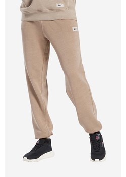 Reebok Classic spodnie dresowe bawełniane Natural Dye FT kolor beżowy gładkie HT8197-BEZOWY ze sklepu PRM w kategorii Spodnie męskie - zdjęcie 161401038