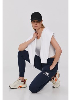 New Balance Spodnie WP03530ECL damskie kolor granatowy z nadrukiem WP03530ECL-483 ze sklepu PRM w kategorii Spodnie damskie - zdjęcie 161402209