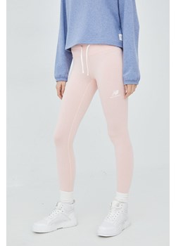 New Balance legginsy WP21556PIE damskie kolor różowy gładkie WP21556PIE-PIE ze sklepu PRM w kategorii Spodnie damskie - zdjęcie 161402249