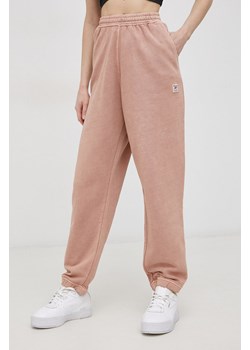 Reebok Classic Spodnie bawełniane H49296 damskie kolor różowy gładkie H49296-CANCOR ze sklepu PRM w kategorii Spodnie damskie - zdjęcie 161402459