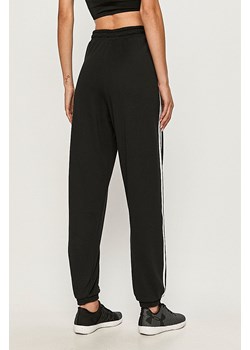 adidas Originals spodnie dresowe bawełniane kolor czarny wzorzyste ze sklepu PRM w kategorii Spodnie damskie - zdjęcie 161403518