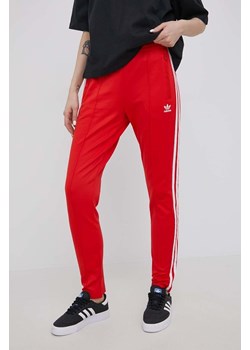 adidas Originals spodnie HF1992 damskie kolor czerwony z aplikacją HF1992-VIVRED ze sklepu PRM w kategorii Spodnie damskie - zdjęcie 161404607