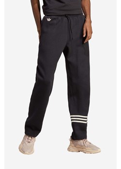 adidas Originals spodnie dresowe Adicolor Neuclassics Track Pants kolor czarny z nadrukiem HR8694-CZARNY ze sklepu PRM w kategorii Spodnie męskie - zdjęcie 161404639