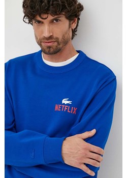 Lacoste bluza bawełniana x Netflix męska kolor granatowy wzorzysta SH7717-JQ0 ze sklepu PRM w kategorii Bluzy męskie - zdjęcie 161405227