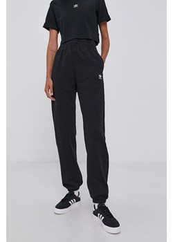 adidas Originals Spodnie H06629 damskie kolor czarny gładkie H06629-BLACK ze sklepu PRM w kategorii Spodnie damskie - zdjęcie 161406459