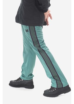 Needles spodnie dresowe kolor zielony z aplikacją MR287.EMERALD-MERALD ze sklepu PRM w kategorii Spodnie męskie - zdjęcie 161406628