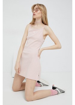Vans sukienka kolor różowy mini dopasowana VN0A5LMEBQL1-ROSESMOKE ze sklepu PRM w kategorii Sukienki - zdjęcie 161409286