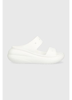 Crocs klapki Classic Crush Sandal damskie kolor biały na platformie 207670 207670.100-100 ze sklepu PRM w kategorii Klapki damskie - zdjęcie 161409696
