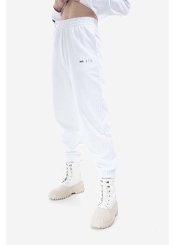 MCQ spodnie dresowe bawełniane kolor biały gładkie 676944RSJ769000-WHITE ze sklepu PRM w kategorii Spodnie damskie - zdjęcie 161410158