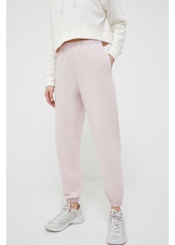 New Balance spodnie dresowe bawełniane kolor różowy gładkie WP31503SOI-SOI ze sklepu PRM w kategorii Spodnie damskie - zdjęcie 161415189