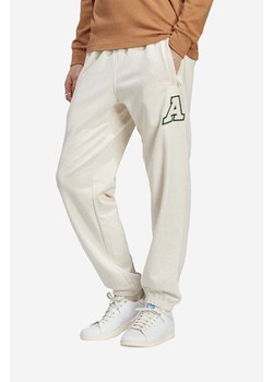 adidas Originals spodnie dresowe bawełniane Metro Sweatpant kolor beżowy z aplikacją IC8397-KREMOWY ze sklepu PRM w kategorii Spodnie męskie - zdjęcie 161415266