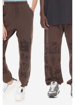 PLEASURES spodnie dresowe Choices Sweatpant kolor brązowy z nadrukiem P23SP041-BROWN ze sklepu PRM w kategorii Spodnie męskie - zdjęcie 161416968