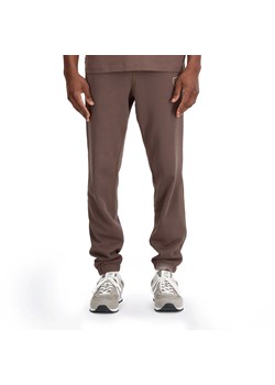 Spodnie New Balance MP33509DUO - brązowe ze sklepu streetstyle24.pl w kategorii Spodnie męskie - zdjęcie 161439037