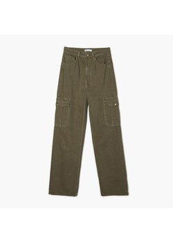 Cropp - Zielone jeansy straight z kieszeniami cargo - zielony ze sklepu Cropp w kategorii Jeansy damskie - zdjęcie 161441128
